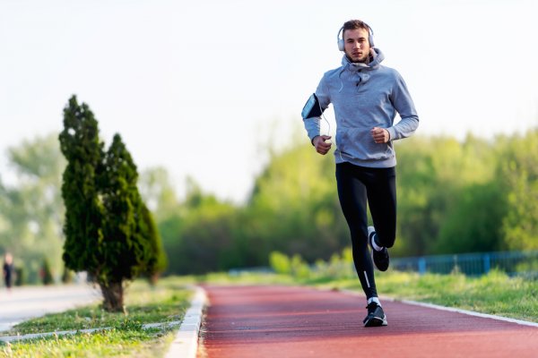 10 Rekomendasi Celana Lari Panjang Pria yang Nyaman untuk Berolahraga (2023)