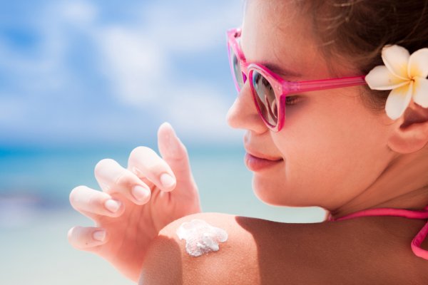 10 Rekomendasi Sunscreen Stick yang Berkualitas Cocok Digunakan saat Liburan di Pantai (2023)