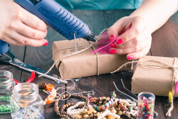 Show Your Creative Side by Making Gifts for Friends Yourself: 10 Easy Friendship Day Gift Ideas for Handmade Gifts (2019)