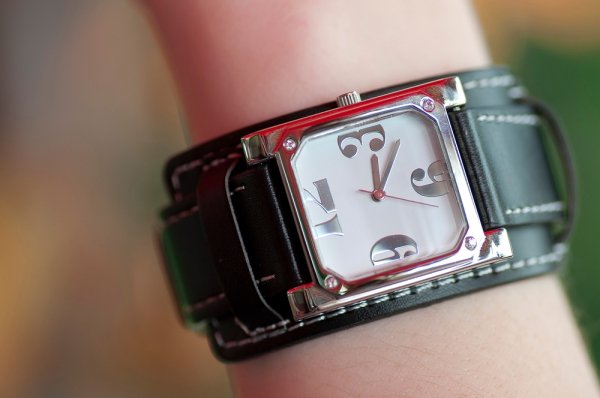 レディーススクエア腕時計の人気ブランド12選！【2023年最新版 