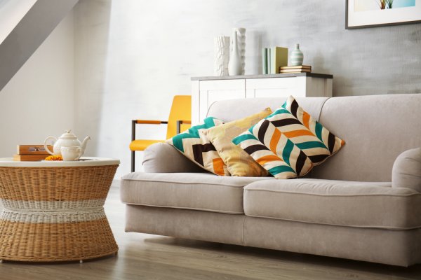 Hias Ruang di Rumah dengan 10 Rekomendasi Bantal Sofa Keren Berikut! (2023)
