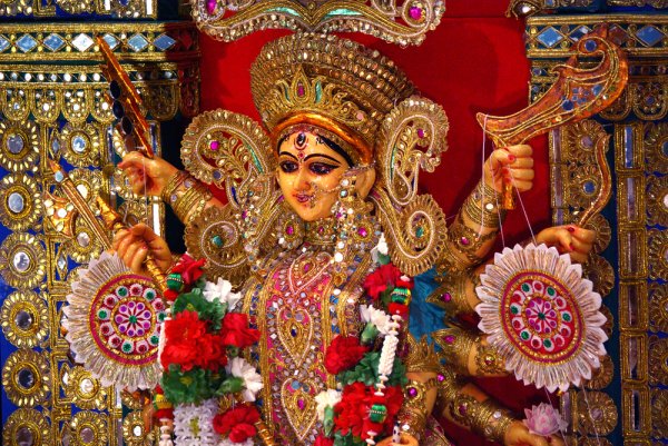 This Durga Puja, Surprise Your Near & Dear Ones with Some Unique Gifts: BP Guide's List of Best Gifts for Durga Puja (2019)
