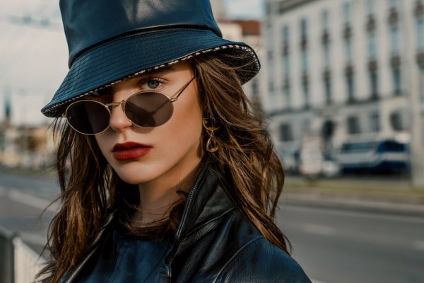 Can't Find the Right Sunglasses for Oval Faces? Here are 8 Perfect Options for Both, Men & Women (2020)