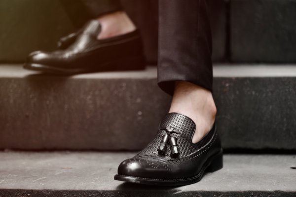 10 Rekomendasi Sepatu Loafers Pria Branded yang Wajib Dibeli! (2023)