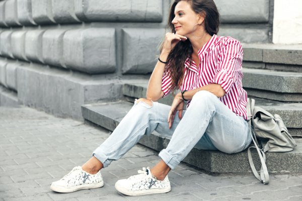 10 Rekomendasi Sneakers Kece untuk Wanita Ini Bisa Menjadi Pilihan untuk Tampil Kasual (2023)
