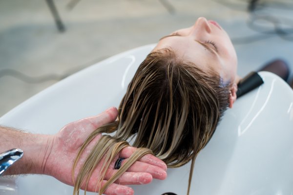 15 Rekomendasi Shampoo Penumbuh Rambut, Merawat Rambut Indah Menjadi Lebat (2023)