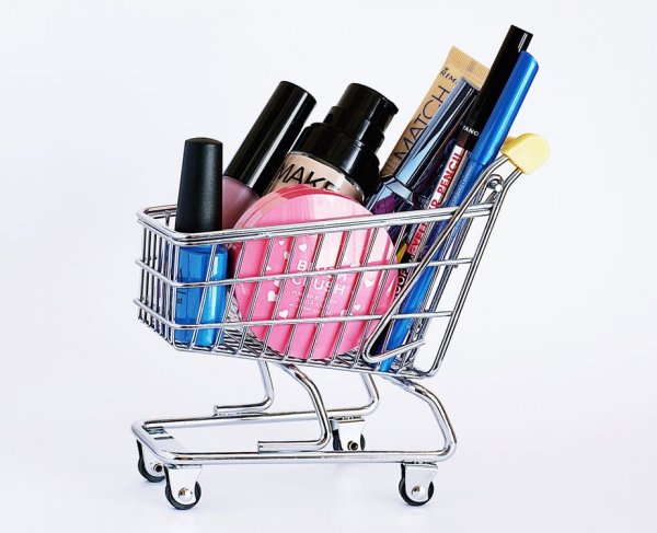 8 Cara Ini akan Membantu Anda agar Bisa Berbelanja Produk Kosmetik dengan Aman