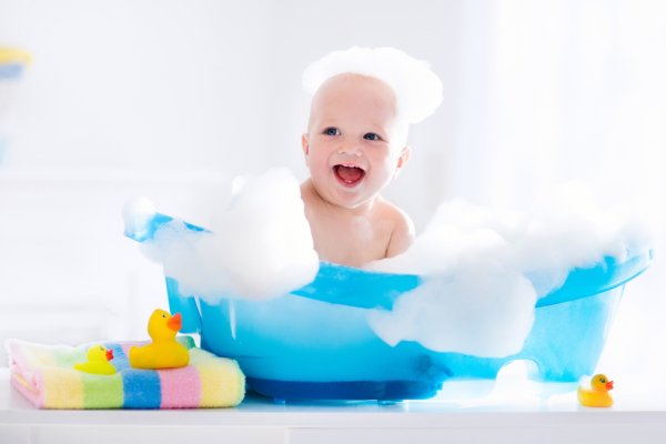 10 Rekomendasi Peralatan Mandi Bayi yang Harus Dimiliki