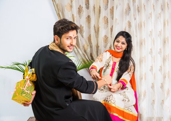 Your Search for Bhai Dooj Gifts End Here! 10 Awesome Bhai Dooj Gifts You Can Buy Online (2019)