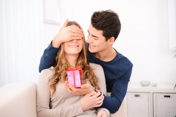 A Broke Lad's Guide: 12 Cool Gifts You Can Buy For Your Girlfriend Under Rs.500	