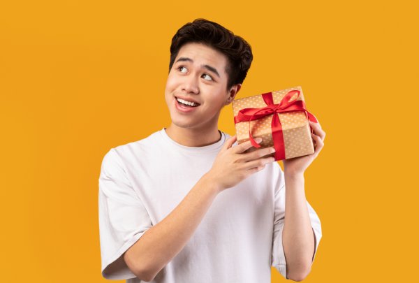 10 ý tưởng quà sinh nhật cho nam giá rẻ dưới 200k thể hiện sự quan tâm của bạn tới đối phương (năm 2022)