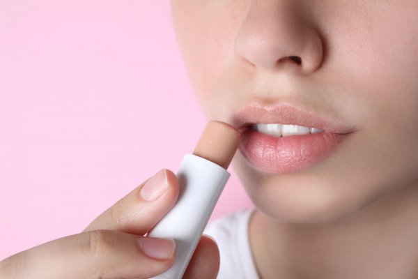 Bibir Lembap Merona dengan 15 Rekomendasi Lip Balm Berwarna Terbaik dan Tahan Lama