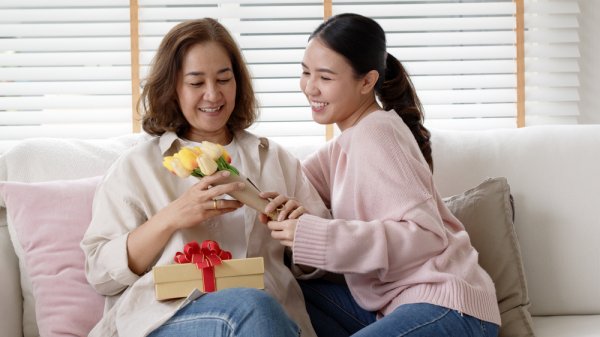 10 gợi ý tặng quà 20/10 cho mẹ chồng tương lai ý nghĩa nhất (năm 2022)