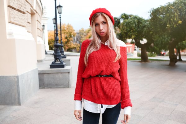 Mau Penampilanmu Stand-Out? Yuk, Intip Gaya Berpakaian dengan 10 Rekomendasi Sweater Merah yang Bikin Semangatmu Membara