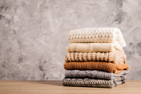 Tampil Keren dengan 9 Rekomendasi  Sweater Balenciaga yang Berkelas (2023)