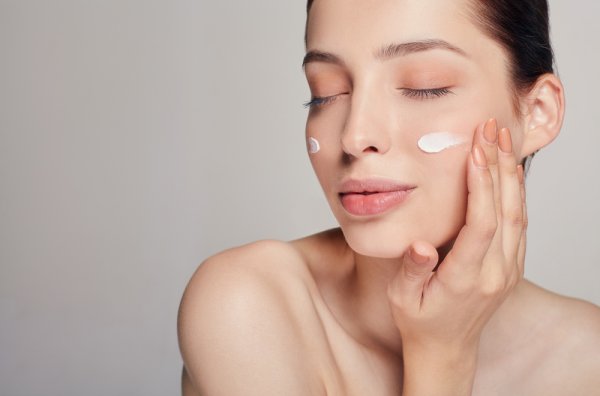 Applying a Soothing Cream is a Must After Your Regular Skincare Routine for the Day: Best Night Creams for Dry Skin You Can Buy in India (2020)