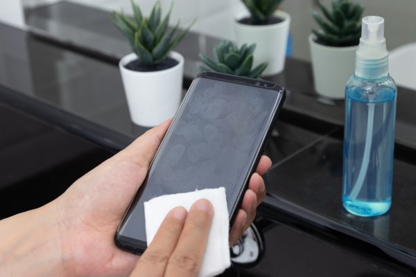 Guide on How to Sanitize Mobile Phone at Home: Crucial Tips & Tricks You Must Follow & Products for Sanitizing You Can Order Online (2021)