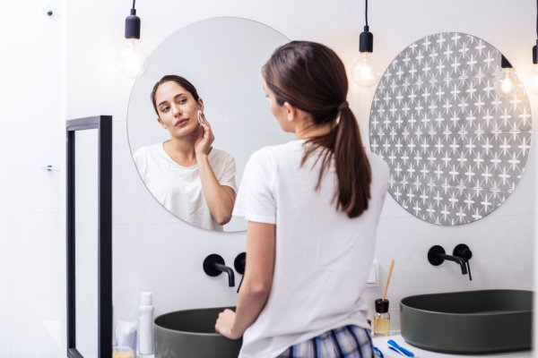 Jadikan Kulit Wajah Cerah dengan 8 Rekomendasi Exfoliating Toner yang Bagus untuk Bersihkan Wajah (2020)