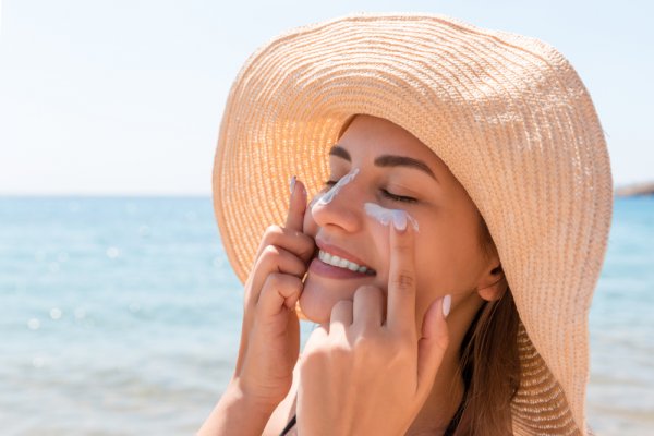 15 Rekomendasi Sunscreen yang Cocok untuk Kulit Berminyak! (2023)