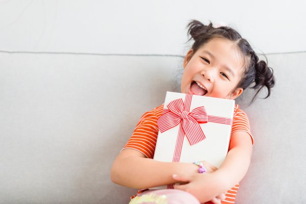 Gợi ý 10 món quà cho bé 1/6 ý nghĩa và hữu ích khiến bé thích mê (năm 2022)