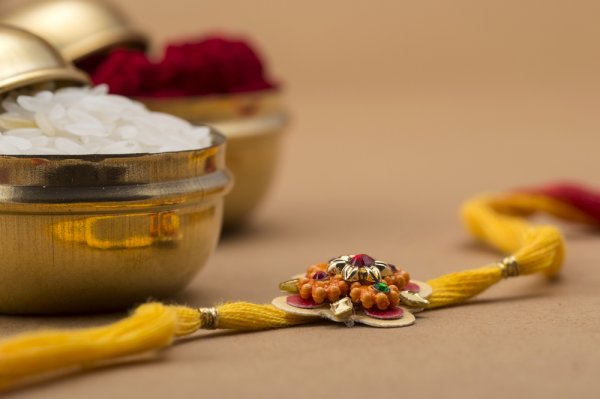 ரக்ஷா பந்தன் என்பது அன்பு, நம்பிக்கை மற்றும் பாதுகாப்பு ஆகியவற்றின் பிணைப்பைக் கொண்டாடும் ஒரு பண்டிகையாகும். இது சகோதர, சகோதரிகளுக்கு இடையே உள்ள அன்பையும், பாதுகாப்பையும் குறிக்கும் ஒரு பண்டிகையாகும். இந்தப் பண்டிகையைக் கொண்டாடும் வகையில், சகோதரிகள் தங்கள் சகோதரர்களுக்காக அழகான ராக்கிகளை சந்தையில் வாங்குகின்றனர். எனினும், பல ஆண்டுகளாக சகோதரிகள் தங்க ராக்கிகளைத் தேர்ந்தெடுக்கிறார்கள். ஏனெனில், இது நினைவுகளை நீடிக்கவும், புத்திசாலித்தனமான நிதித் தேர்வாகவும் அமைகிறது. தங்க ராக்கி கட்டுவது பாரம்பரியமாகவும், நிதி ரீதியாகவும் நன்மை அளிக்கிறது. ரக்ஷா பந்தன் என்பது அன்பு, நம்பிக்கை மற்றும் பாதுகாப்பு ஆகியவற்றின் பிணைப்பைக் கொண்டாடும் ஒரு பண்டிகையாகும். இது சகோதர, சகோதரிகளுக்கு இடையே உள்ள அன்பையும், பாதுகாப்பையும் குறிக்கும் ஒரு பண்டிகையாகும். இந்தப் பண்டிகையைக் கொண்டாடும் வகையில், சகோதரிகள் தங்கள் சகோதரர்களுக்காக அழகான ராக்கிகளை சந்தையில் வாங்குகின்றனர். எனினும், பல ஆண்டுகளாக சகோதரிகள் தங்க ராக்கிகளைத் தேர்ந்தெடுக்கிறார்கள். ஏனெனில், இது நினைவுகளை நீடிக்கவும், புத்திசாலித்தனமான நிதித் தேர்வாகவும் அமைகிறது. தங்க ராக்கி கட்டுவது பாரம்பரியமாகவும், நிதி ரீதியாகவும் நன்மை அளிக்கிறது.