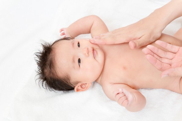 Tips Memilih Bedak Bayi Cair dan Rekomendasinya untuk Anda dan Buah Hati (2023)
