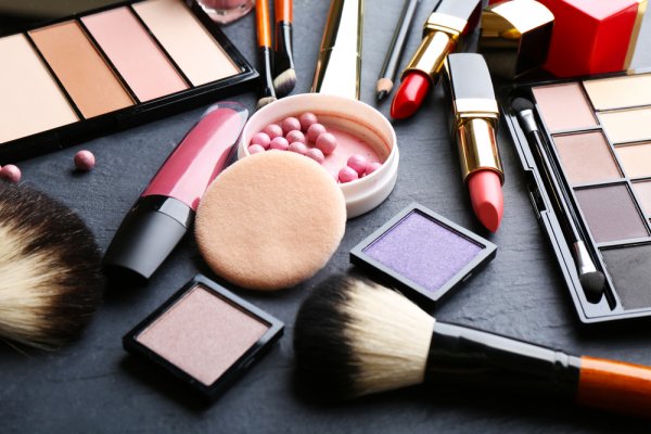 10 Rekomendasi Merek Makeup Lokal yang Mampu Jadikan Wajah Anda Makin Cantik Maksimal (2023)