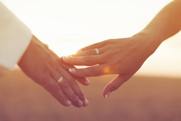 Agar Tampil Beda Bersama Pasangan, Kami Rekomendasikan 10 Cincin Couple yang Unik Ini (2023)