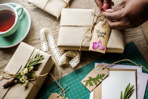 Gợi ý 10 ý tưởng làm quà handmade cho bạn thân là nữ đơn giản, ý nghĩa (năm 2021)