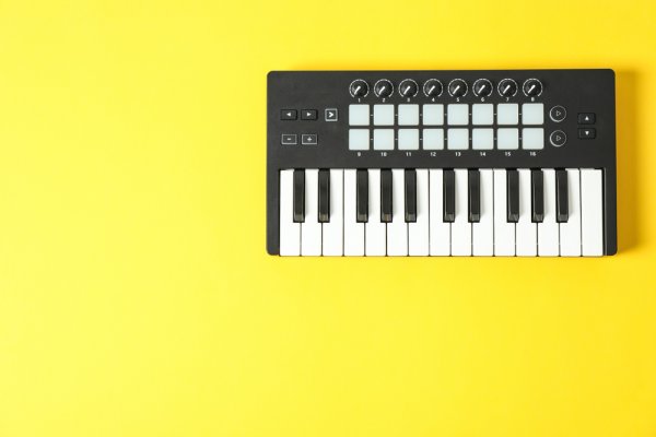 10 Rekomendasi MIDI Keyboard Terbaik untuk Semua Gaya Musik (2023)