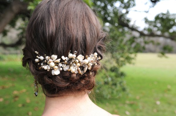 10 Mesmerizing Vintage Style Wedding Hair Accessories (2020) that Will Sit Like a Crown on Your Head.