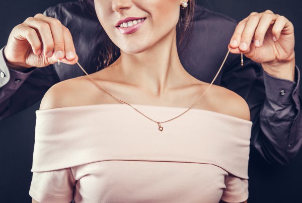 Never Bought a Jewellery Gift for Girlfriend Before? A Guide to Buying Jewellery, and 10 Stunning Pieces to Buy for Her Online (2019)