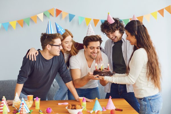Gợi ý 10 quà sinh nhật cho bạn thân nam dưới 100k độc đáo, thú vị và hữu ích (năm 2022)