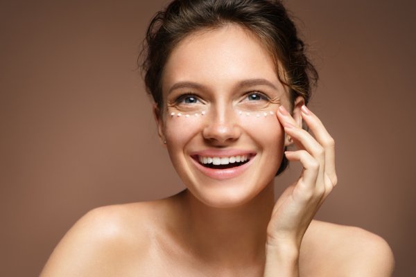 10 Rekomendasi Eye Cream Lokal yang Membuat Anda Tetap Awet Muda (2022)
