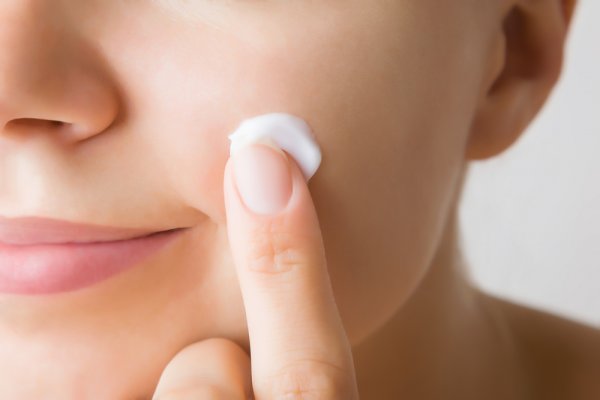 Kulit yang Sehat Dimulai dari Kulit yang Lembap. Intip 10 Rekomendasi Face Lotion Andalan untuk Menjadi Bagian dari Rangkaian Skincaremu (2023)