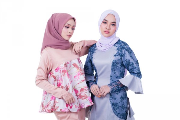 Tampil Bergaya Vintage dengan 10 Rekomendasi Baju Muslim Bermotif Bunga