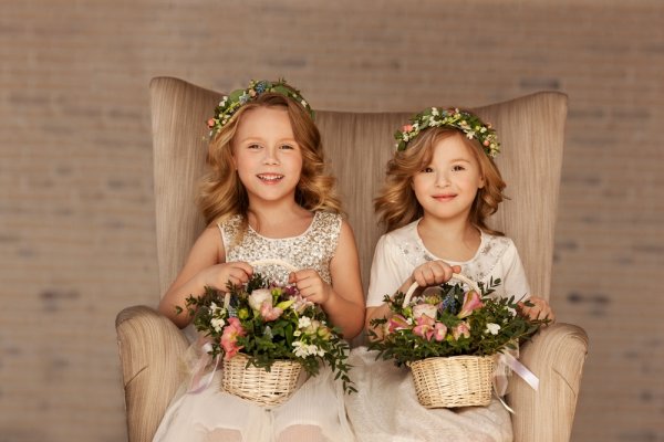 10 Thoughtful Gifts That Will Put a Smile on a Flower Girl