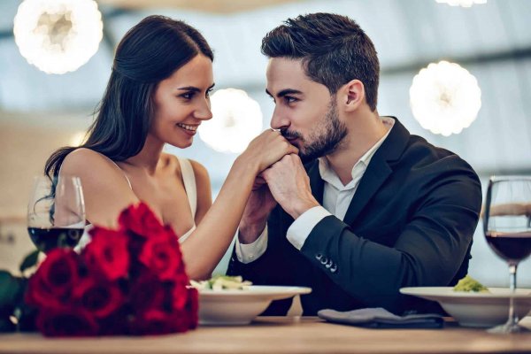 विवाहित जीवन की नई शुरुआत और पहली रात हो, तो जीवन साथी के लिए विशेष उपहार होना चाहिए: यहां 10 खास उपहारों की सूचि है जो आपके पति के लिए आपकी प्यार की भावनाओं को दर्शातें है, एक सुखद और यादगार शुरुआत के लिए कुछ युक्तियाँ भी है (2020)