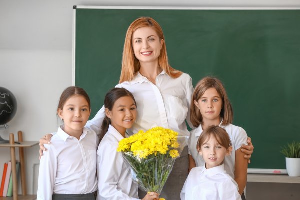 30 Rekomendasi Hadiah Unik dan Berkesan untuk Hari Guru Menurut Pakar Kado (2023)