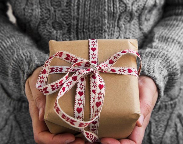 Bingung Memikirkan Hadiah Natal? 30 Rekomendasi Hadiah Natal Unisex Ini Cocok untuk Pria Maupun Wanita