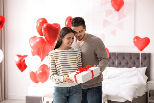 Gợi ý 10 món quà tặng lễ Tình nhân 2023 đầy tình cảm và lãng mạn cho các cặp đôi