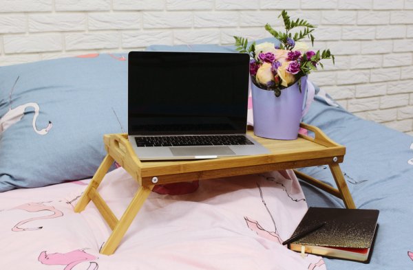 10 bàn để laptop trên giường được ưa chuộng nhất cho bạn thoải mái sử dụng (năm 2022)