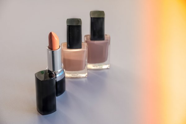 10 Rekomendasi Lipstik Warna Nude Lokal untuk Sehari-hari! (2023)