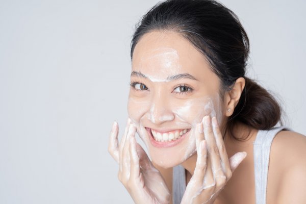 Jangan Salah Pilih! Inilah 10 Rekomendasi Facial Wash untuk Kulit Kering dan Kusam (2023)