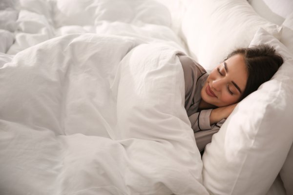 15 Rekomendasi Merk Selimut yang Bagus Buat Tidur Lebih Nyenyak (2023)