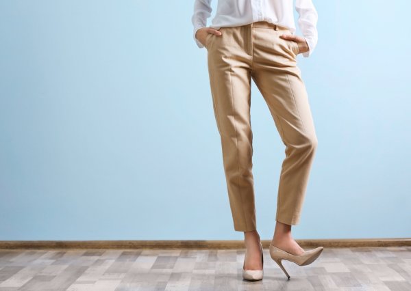 Nggak Perlu Bingung! Inilah Tips Memilih Celana dan 9 Rekomendasi Celana Warna Krem untuk Wanita Sesuai Bentuk Tubuhnya