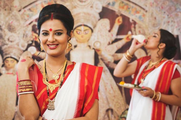 Can You Imagine Durga Puja without Breathtakingly Beautiful Sarees? 10 Durga Puja Saree Recommendations to Seek the Blessings of Durga Maa (2019)