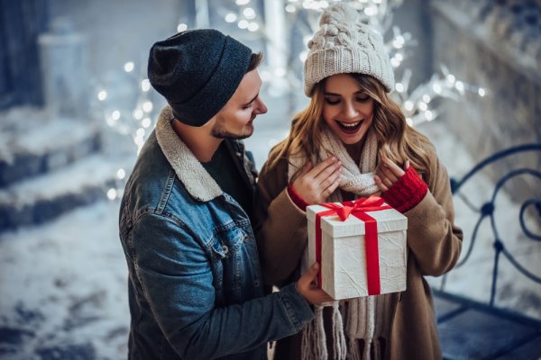 Gợi ý 10 món quà Giáng Sinh ý nghĩa cho người yêu khiến nàng rung rinh (năm 2021)