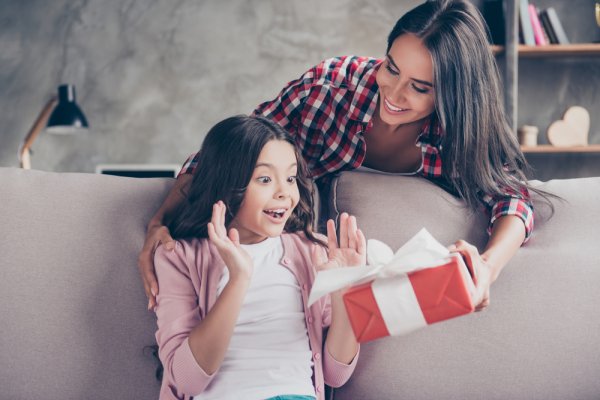 Gợi ý 10 món quà cho bé 10 tuổi khiến bé thích thú (năm 2021)