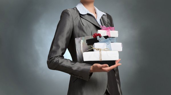 Top 10 New Year Corporate Gifts to Consider For Employees and Clients and How to Ace the Art of Corporate Gifting (2019)